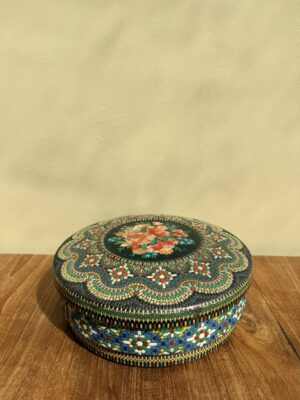 Vintage kralenblik met bloemenmotief