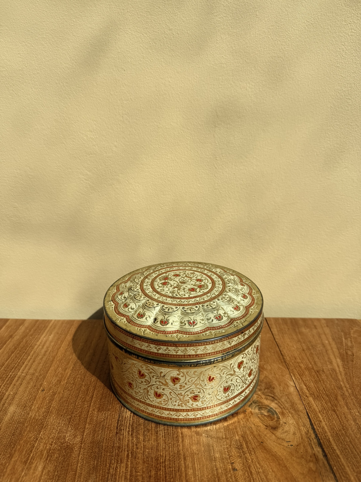 Alternative view of Vintage blik met sierlijk patroon