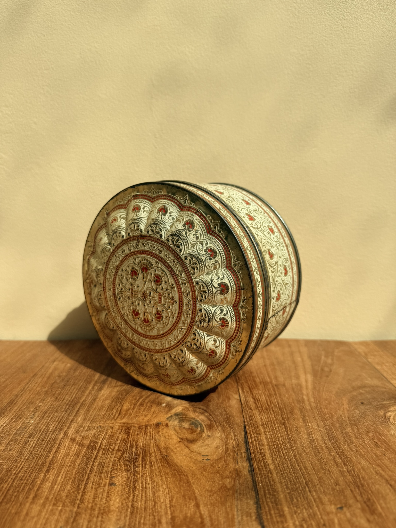 Vintage blik met sierlijk patroon