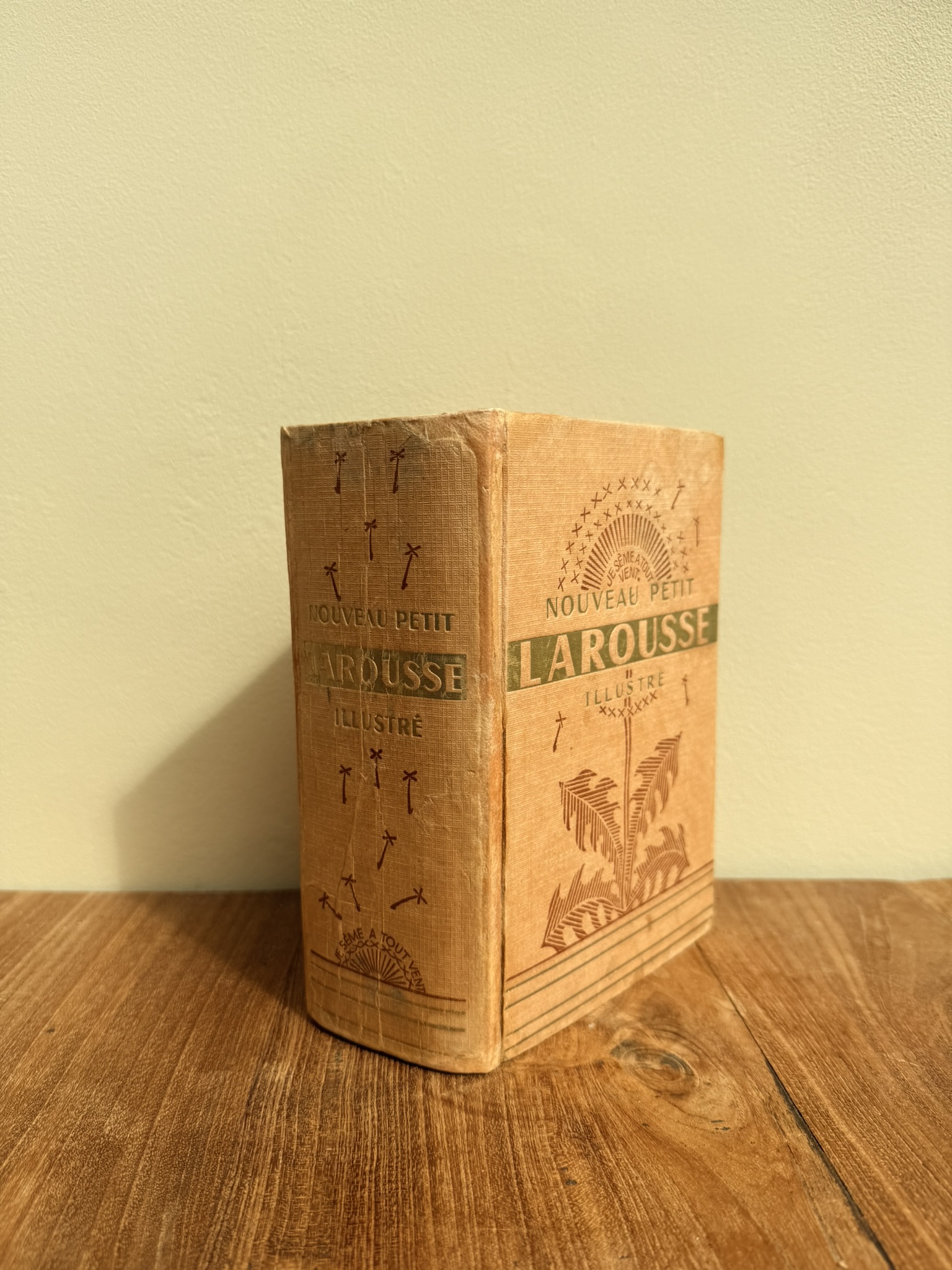 Oud Frans woordenboek 'Petit Larousse Illustré' met illustraties