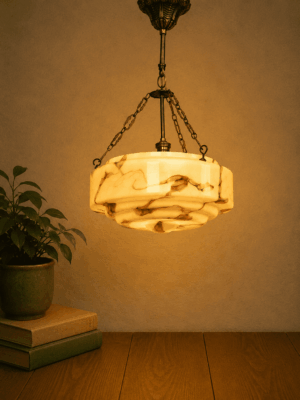 Hollywood Regency hanglamp van gemarmerd opaline glas