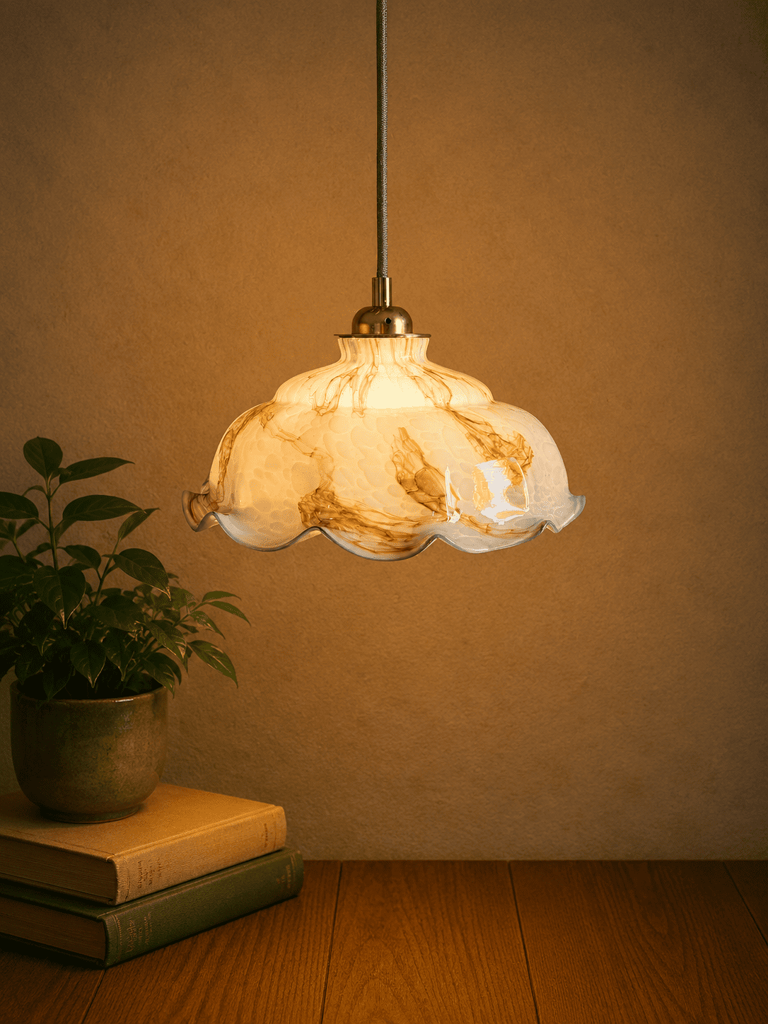 Art Deco hanglamp met gemarmerde glazen kap