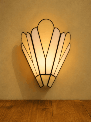 Art Deco wandlamp met geometrische glazen kap