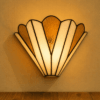 Art Deco wandlamp met amberkleurige glas-in-lood panelen
