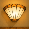 Art Deco wandlamp met warme amberkleurige accenten